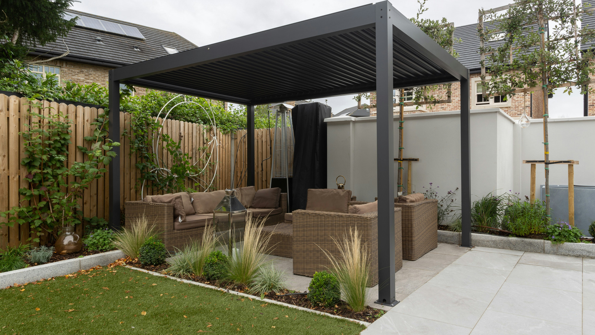 Pergola bioclimatique ouverte ou fermée : que choisir ?